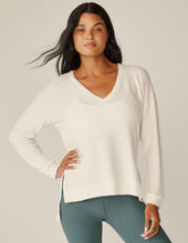 Load image into Gallery viewer, Beyond Yoga - Long Weekend Lounge Pullover
