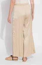 Load image into Gallery viewer, Lysse - The Packable Pleated Palazzo Pant

